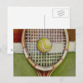 Tennis Racket met Ball Laying over Court Briefkaart (Voorkant / Achterkant)
