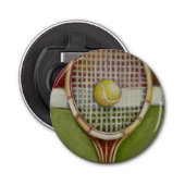 Tennis Racket met Ball Laying over Court Button Flesopener (Voorkant)