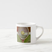 Tennis Racket met Ball Laying over Court Espresso Kop (Rechts)
