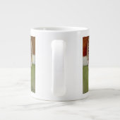 Tennis Racket met Ball Laying over Court Grote Koffiekop (Achterkant)