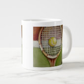 Tennis Racket met Ball Laying over Court Grote Koffiekop (Voorkant rechts)