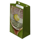 Tennis Racket met Ball Laying over Court Klein Cadeauzakje (Voorkant Gekanteld)