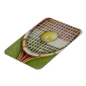 Tennis Racket met Ball Laying over Court Magneet (Linkerzijde)