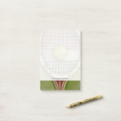 Tennis Racket met Ball Laying over Court Post-it® Notes (Op bureau)