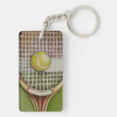 Tennis Racket met Ball Laying over Court Sleutelhanger (achterkant)