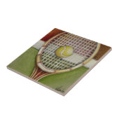 Tennis Racket met Ball Laying over Court Tegeltje (Zijkant)