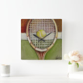 Tennis Racket met Ball Laying over Court Vierkante Klok (Huis)