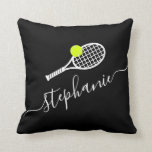 Tennis Racket Monogram Name Sierkussen<br><div class="desc">Het themakussen van Tennis met een tennisracket en een ball monogram gepersonaliseerd met een elegante manuscriptnaam in een zwart-wit ontwerp dat aan om het even welke kleur kan worden uitgegeven, perfect voor de vrouwen of de meisjes tennisspeler, de coach, de instructeur, of de kampadviseur of het nieuwe teamlid om hun...</div>