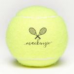 Tennis Racquets and Ball Name Personalized Tennisballen<br><div class="desc">Aangepaste tennisballen die met gepersonaliseerde naam of om het even welke tekst in een vrouwelijke gierig en modern  manuscriptdoopvont worden gedrukt en twee gekruiste tennisracquets monogram ontwerp. Elke vrouwelijke tennisspeler zou het op prijs stellen als deze moderne monogrammed-praktijkballen als geschenk worden gezien.</div>