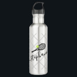 Tennis Script Name Gepersonaliseerd Waterfles<br><div class="desc">Silver en zwart gepersonaliseerd zwart roestvrij stalen waterflesje met een tennisracketmonogram in een elegant en schattig lettertype met een subtiele netpatroonachtergrond.</div>