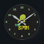 Tennis Sport Pop Art, Green & Yellow Racket & Ball Ronde Klok<br><div class="desc">Retro,  pop,  kleurrijke creatie van Tennis Racket silhouette,  .
Speciaal thema van de Groene & Gele kleur,  met eenvoudig maar elegant pictogram met de naam kunst.Originele digitale kunst door Raphael Studio - 'Tennis'.
Retro-pop en -stijl,  uniek ontwerp.</div>
