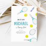 Tennis Sport Thema Verjaardag Uitnodiging<br><div class="desc">Serveer opwinding met onze tennis-thema kinderen verjaardagsuitnodiging,  versierd met schattige baby blauw en groene rackets en tennisballen. Deze speelse en levendige uitnodiging vormt de perfecte scène voor een leuk tennisfeest,  zeker om je kleine sportliefhebber te verrassen.</div>