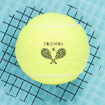 Tennis Theme Monogrammed Name Tennisballen<br><div class="desc">Enkelvoudige tennisspelers en dubbelgangers zullen van deze tennis-thema houden. Het moderne ontwerp van de het pictogramstijl van de logo met twee rekken en een bal. Voeg jouw naam toe aan creëer van een aangepast ontwerp.</div>