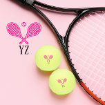 Tennis Theme Pink Girly Monogramnaam Tennisballen<br><div class="desc">Enkele tennissers en dubbelteams zullen dol zijn op dit meisjesroze tennisthema dat is ontworpen. Modern logo icon design met twee rackets en een bal. Voeg je initialen toe aan creëer met een aangepast ontwerp. Serveer stijl en persoonlijkheid met deze chique, roze monogram tennisballen! Ideaal voor de mode-forward singleplayer of het...</div>