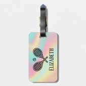 Tennis Theme Pink Modern Retro Monogramnaam Bagagelabel (Achterkant verticaal)