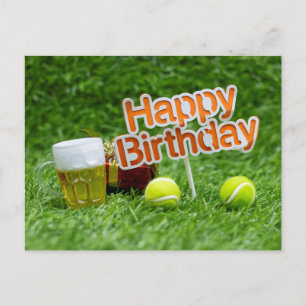 Tennis verjaardag met bal en cadeaus op groen gras briefkaart