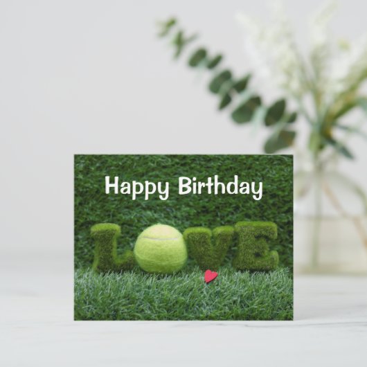 Tennis Verjaardagskaart met LIEFDE op groen gras Briefkaart (Staand voorkant)