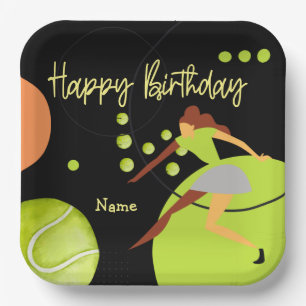Tennis-vrouw speelt Happy Birthday op geel Papieren Bordje
