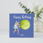 Tennis-vrouw speelt Happy Birthday voor speler (Staand voorkant)