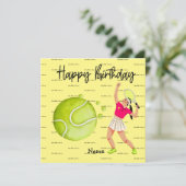 Tennis-vrouw speelt Happy Birthday voor speler (Staand voorkant)