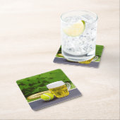 Tennisbal en glas bier waterverf op groen kartonnen onderzetters (Insitu)