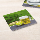 Tennisbal en glas bier waterverf op groen kartonnen onderzetters (Schuin)