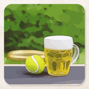 Tennisbal en glas bier waterverf op groen kartonnen onderzetters