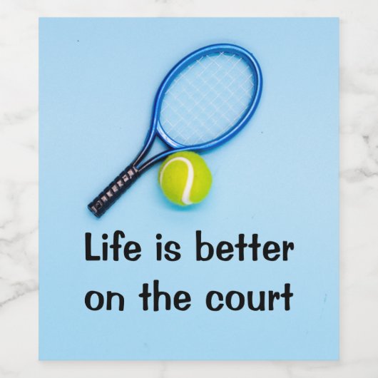 Tennisbal en racket blauw achtergrond papier bord wijn etiket (Enkel label)