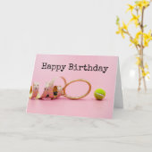 Tennisbal en racket gelukkige verjaardag op roze k kaart (Gele Bloem)