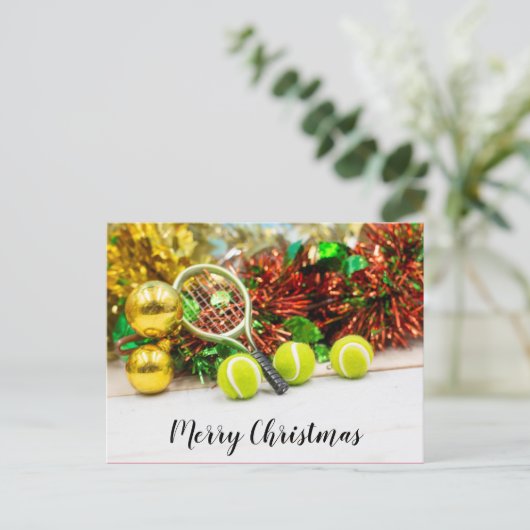 Tennisbal en racket met kerstversiering briefkaart (Staand voorkant)