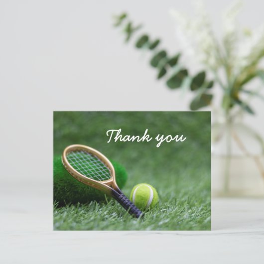 Tennisbal en racket op groen gras briefkaart (Staand voorkant)