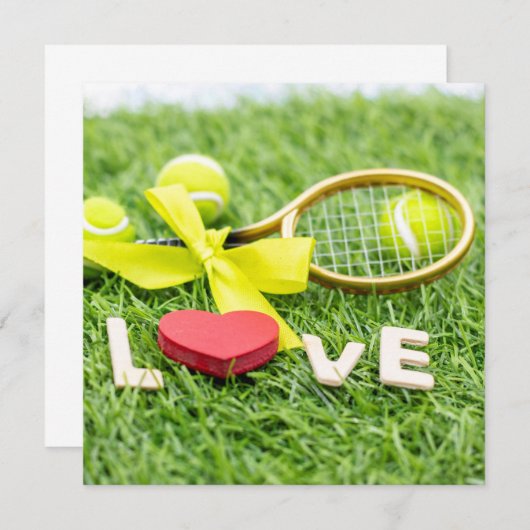 Tennisbal en racket op groen gras met liefde (Voorkant / Achterkant)