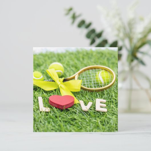 Tennisbal en racket op groen gras met liefde (Staand voorkant)