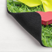 Tennisbal en racket op groen gras met liefde muismat (Hoek)