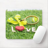 Tennisbal en racket op groen gras met liefde muismat (Met muis)