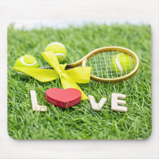 Tennisbal en racket op groen gras met liefde muismat (Voorkant)