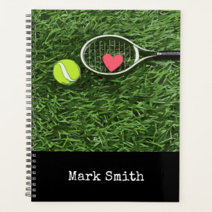Tennisbal en racket op groen met naam planner
