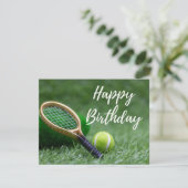 Tennisbal en racket op groene Gefeliciteerd Kaart (Staand voorkant)