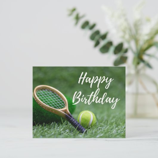 Tennisbal en racket op groene Gefeliciteerd  Kaart (Staand voorkant)