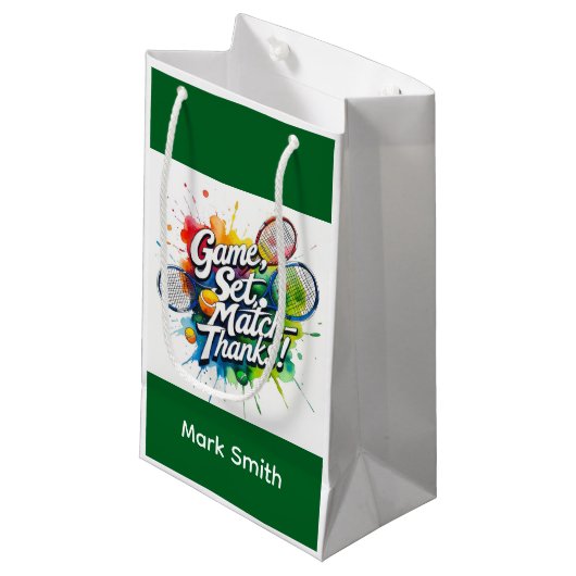 Tennisbal en racket op het veld met naam klein cadeauzakje (Voorkant Gekanteld)