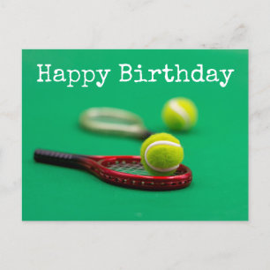 Tennisbal en rode racket op groene Happy Birthday Briefkaart