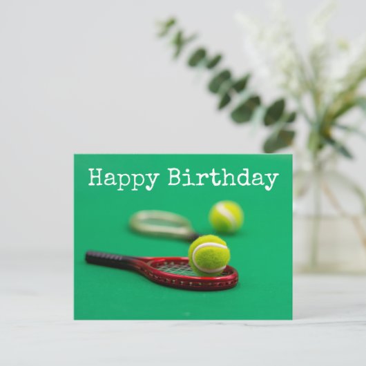 Tennisbal en rode racket op groene Happy Birthday Briefkaart (Staand voorkant)