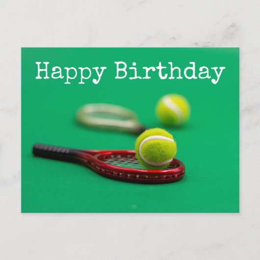 Tennisbal en rode racket op groene Happy Birthday Briefkaart (Voorkant)