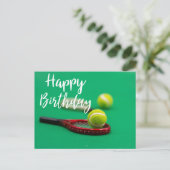 Tennisbal en rode racket op groene Happy Birthday Briefkaart (Staand voorkant)
