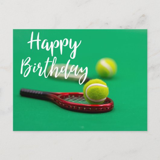 Tennisbal en rode racket op groene Happy Birthday Briefkaart (Voorkant)