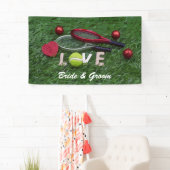 Tennisbal en woordliefde op groene bruiloft spandoek (Insitu)