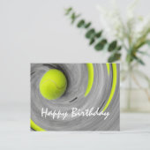 Tennisbal in spinning op de verjaardag van de rech briefkaart (Staand voorkant)