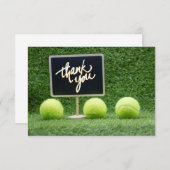 Tennisbal ligt op groen gras met karton bedankkaart (Voorkant / Achterkant)