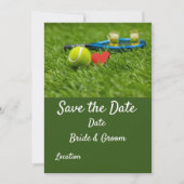Tennisbal ligt op groen gras met liefde bruiloft kaart (Voorkant)