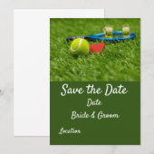 Tennisbal ligt op groen gras met liefdesbruiloft kaart (Voorkant / Achterkant)